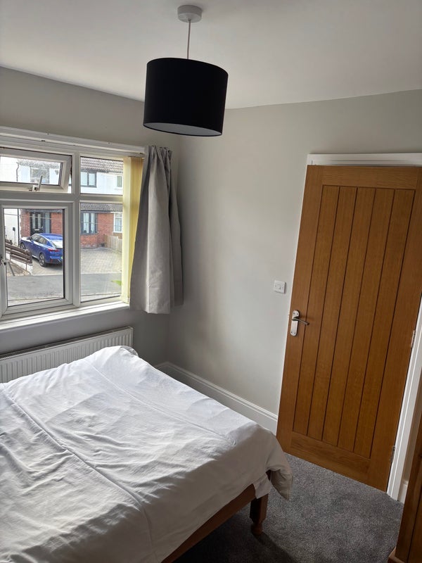 Room West View Avenue in Bradford