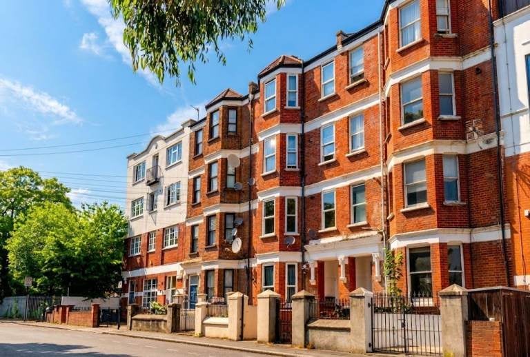 Flat Brighton Terrace in Greater London