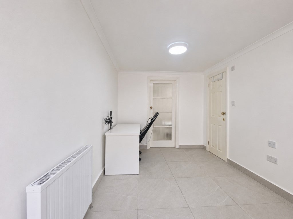 Flat Northwick Avenue in Greater London