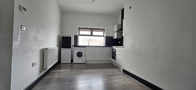 Flat Green Lane in Greater London