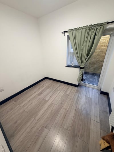 Flat Green Lane in Greater London