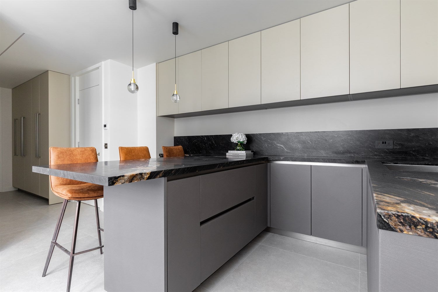 Flat Lowndes Square in Greater London