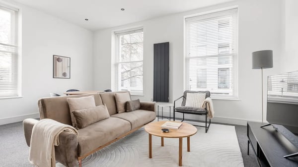 Flat Russell Gardens in Greater London