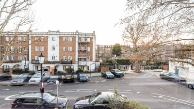 Flat Russell Gardens in Greater London