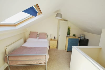 Room Hewson Road in Lincoln