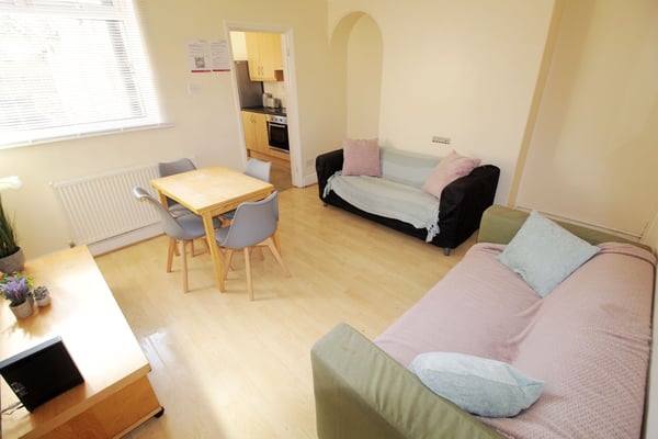 Room Hewson Road in Lincoln