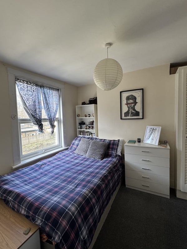Room Dafforne Road in Greater London