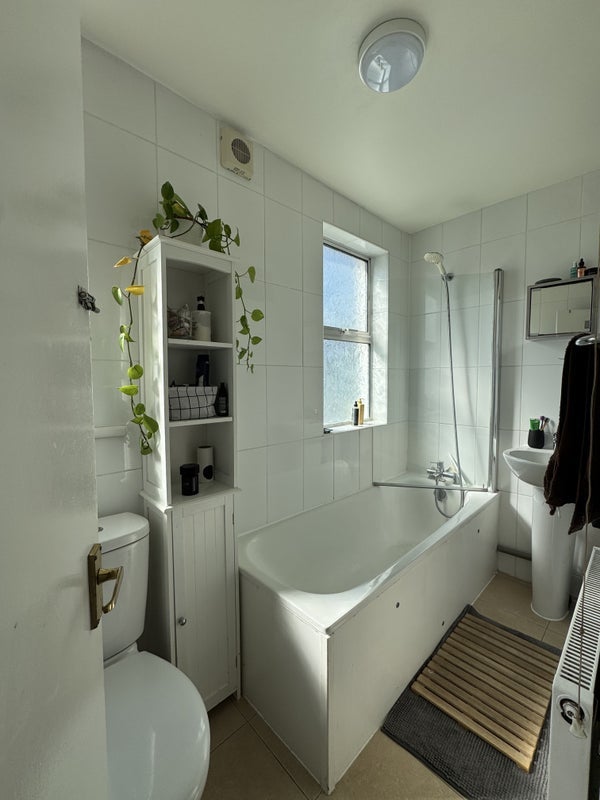 Room Dafforne Road in Greater London