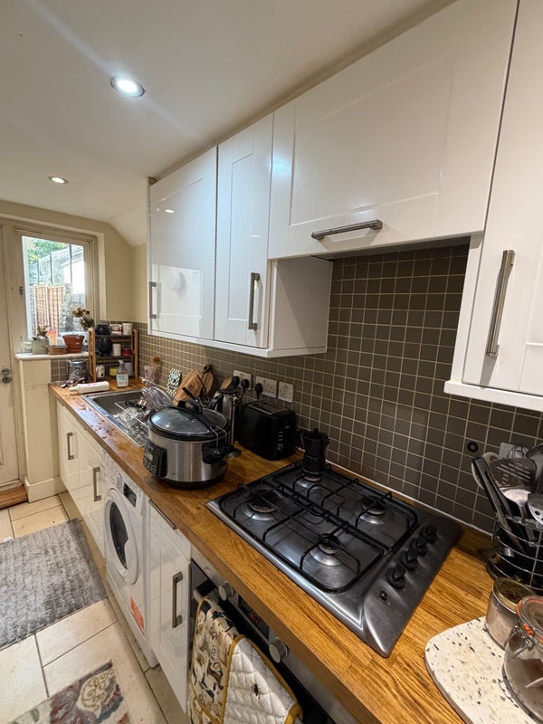 Room Narford Road in Greater London