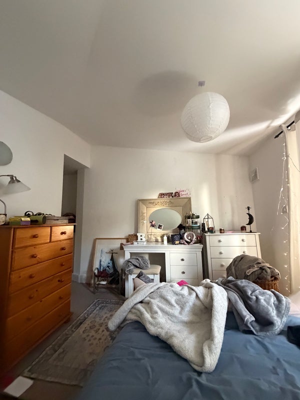 Room Narford Road in Greater London