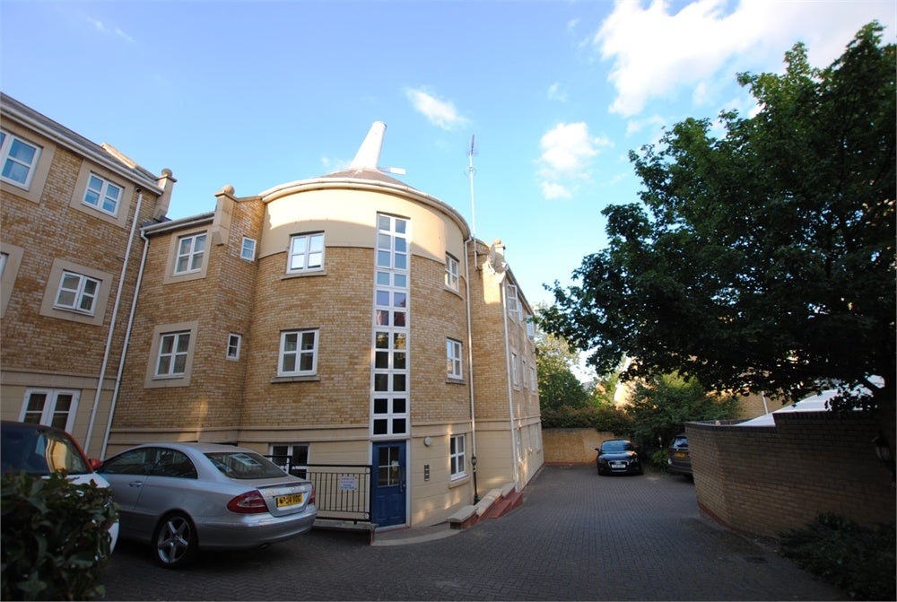 Flat Kingfisher Drive in Dartford