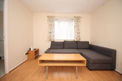 Flat Telegraph Place in Greater London