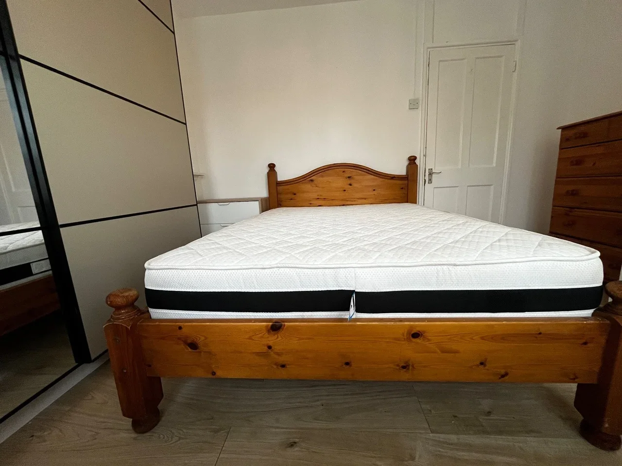 Room Shaftesbury Road in Greater London