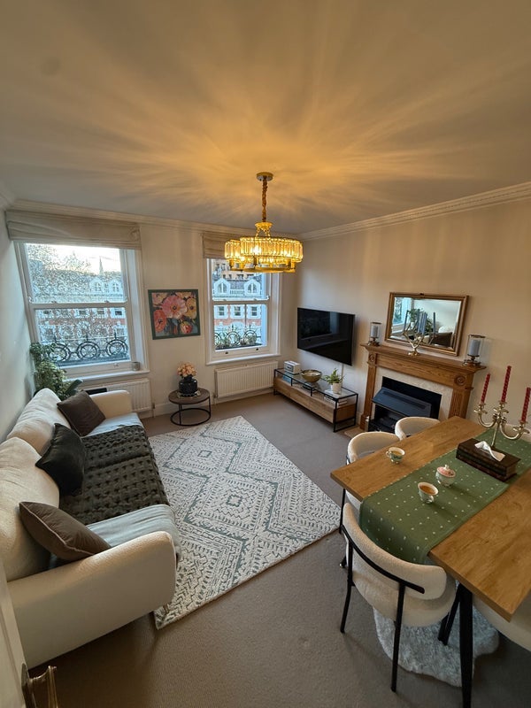 Room Emperor's Gate in Greater London