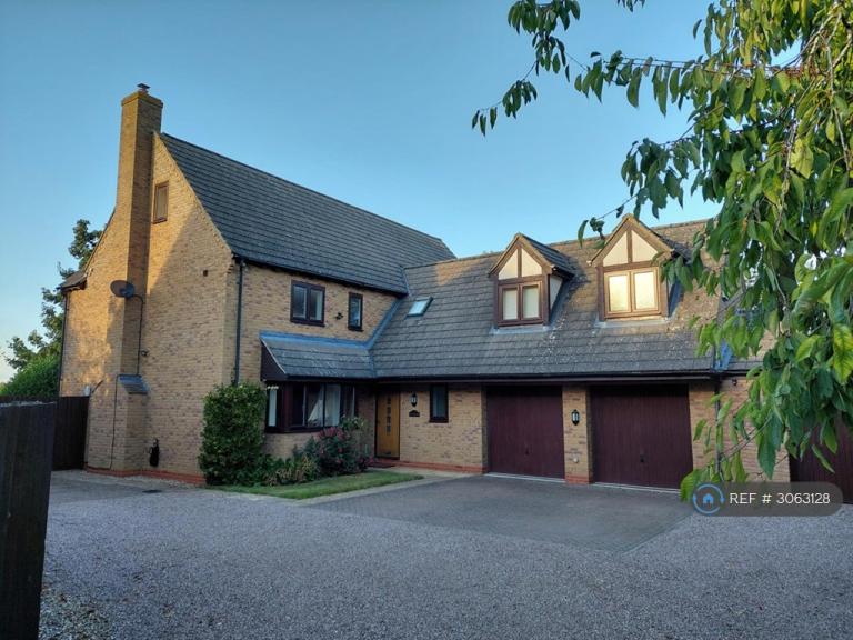 House Manor Farm Close in Broughton