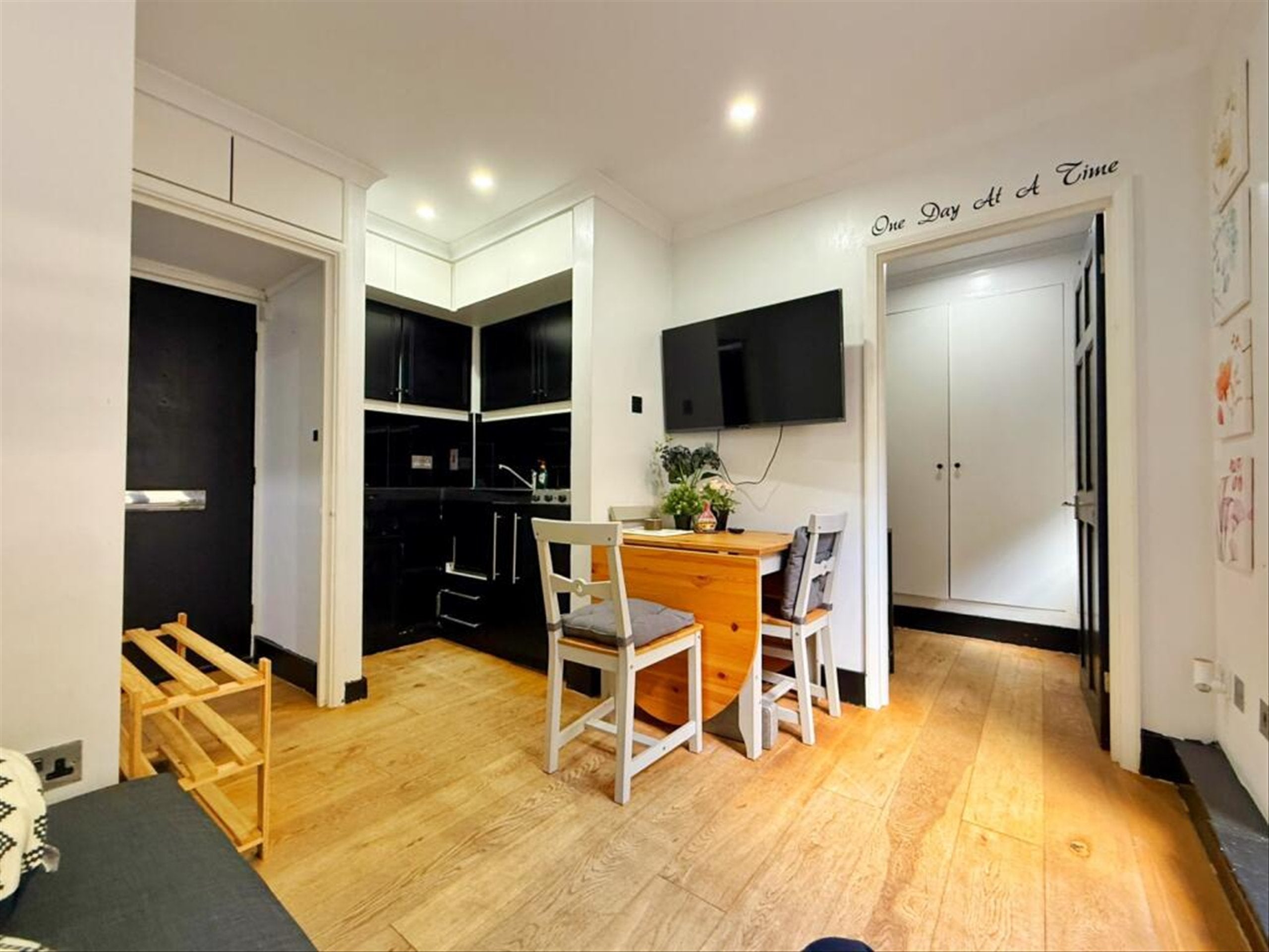 Flat Montrose Court in City of Westminster