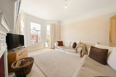 Flat Glenfield Road in Greater London