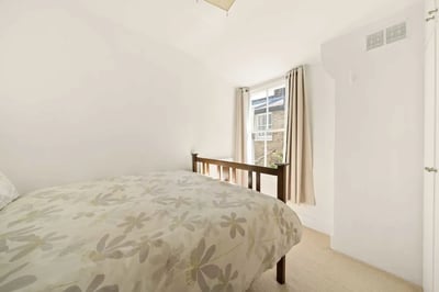 Flat Glenfield Road in Greater London