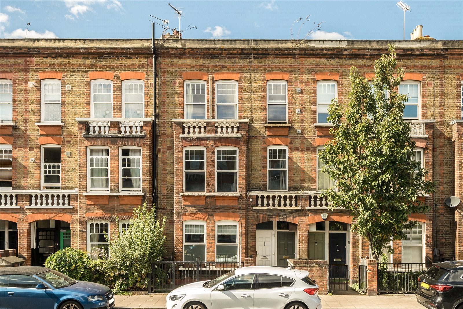 Flat Queenstown Road in Greater London