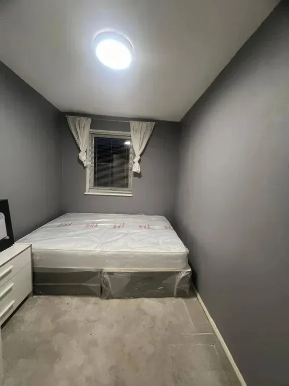 Room Evergreen Way in Greater London