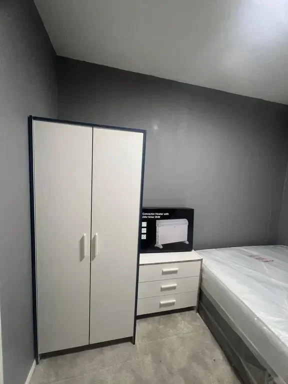 Room Evergreen Way in Greater London
