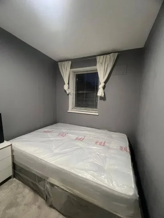 Room Evergreen Way in Greater London