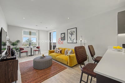 Flat Chequers Lane in Greater London