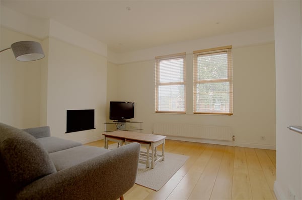 Flat Northfield Avenue in Greater London
