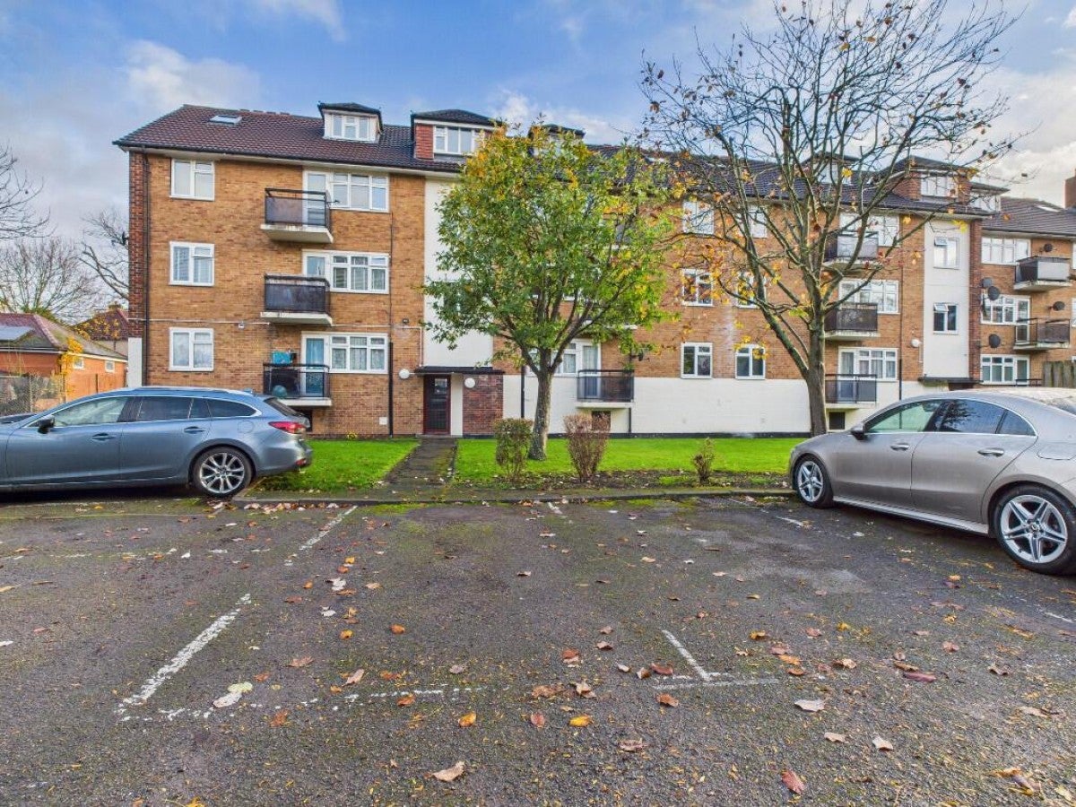 Flat Horsenden Lane North in Greater London