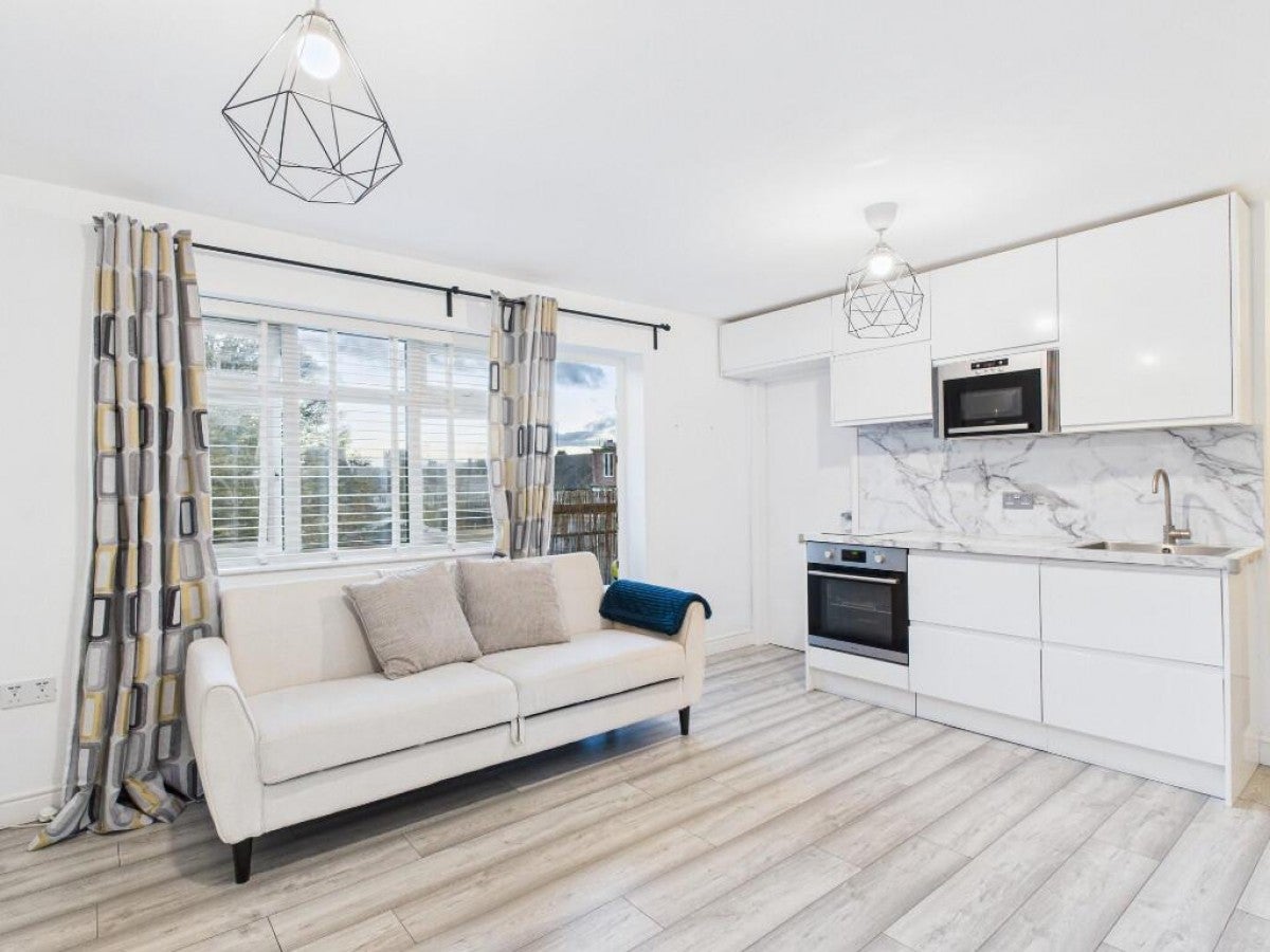 Flat Horsenden Lane North in Greater London