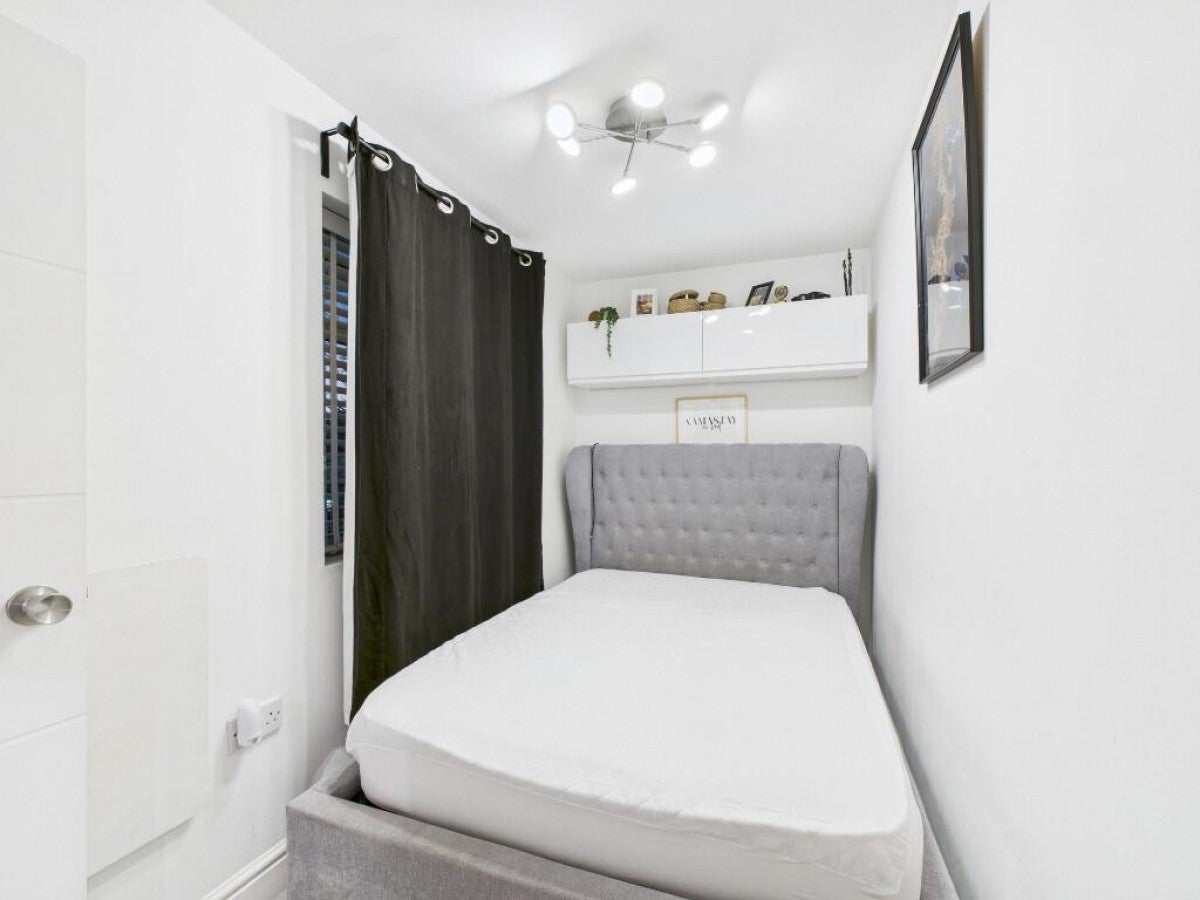 Flat Horsenden Lane North in Greater London