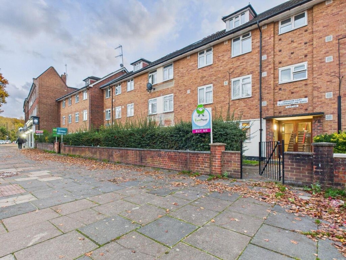 Flat Horsenden Lane North in Greater London