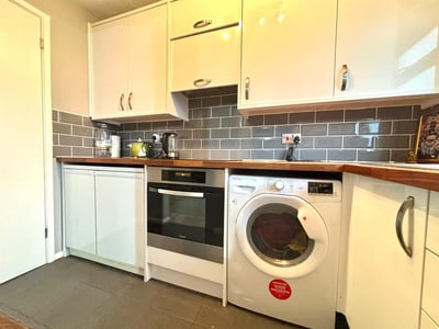 Flat Kingston Lane in Greater London