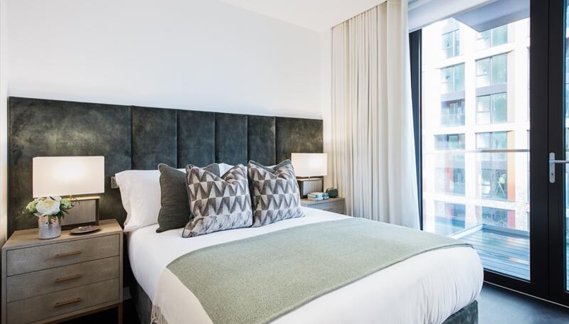 Flat Ponton Road in Greater London