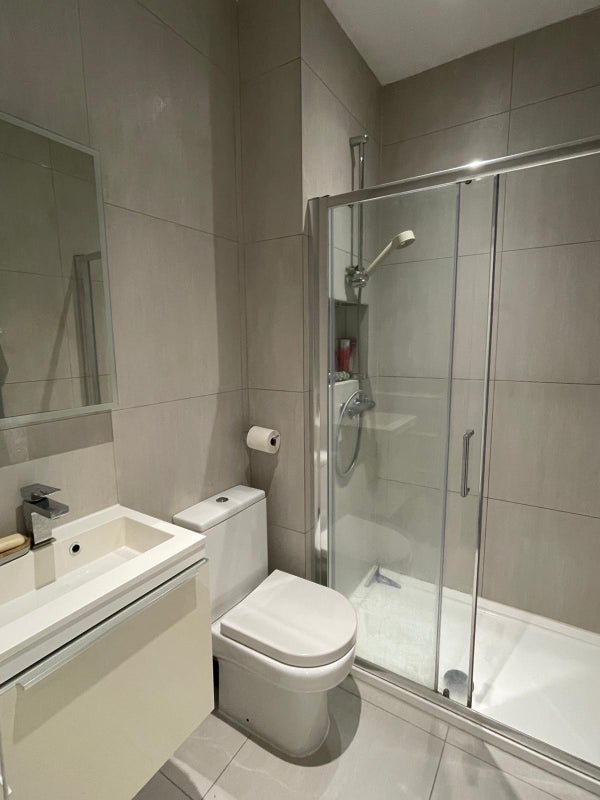 Room Hassett Road in Greater London