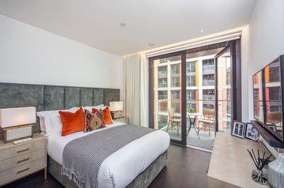 Flat Ponton Road in Greater London