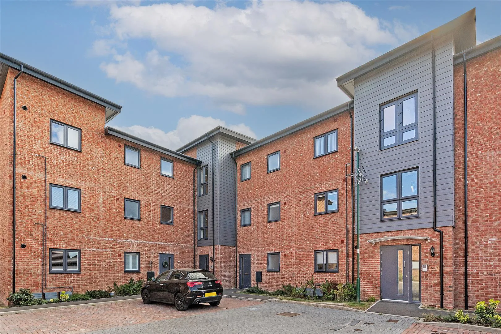 Flat Newhall Square in Shirley