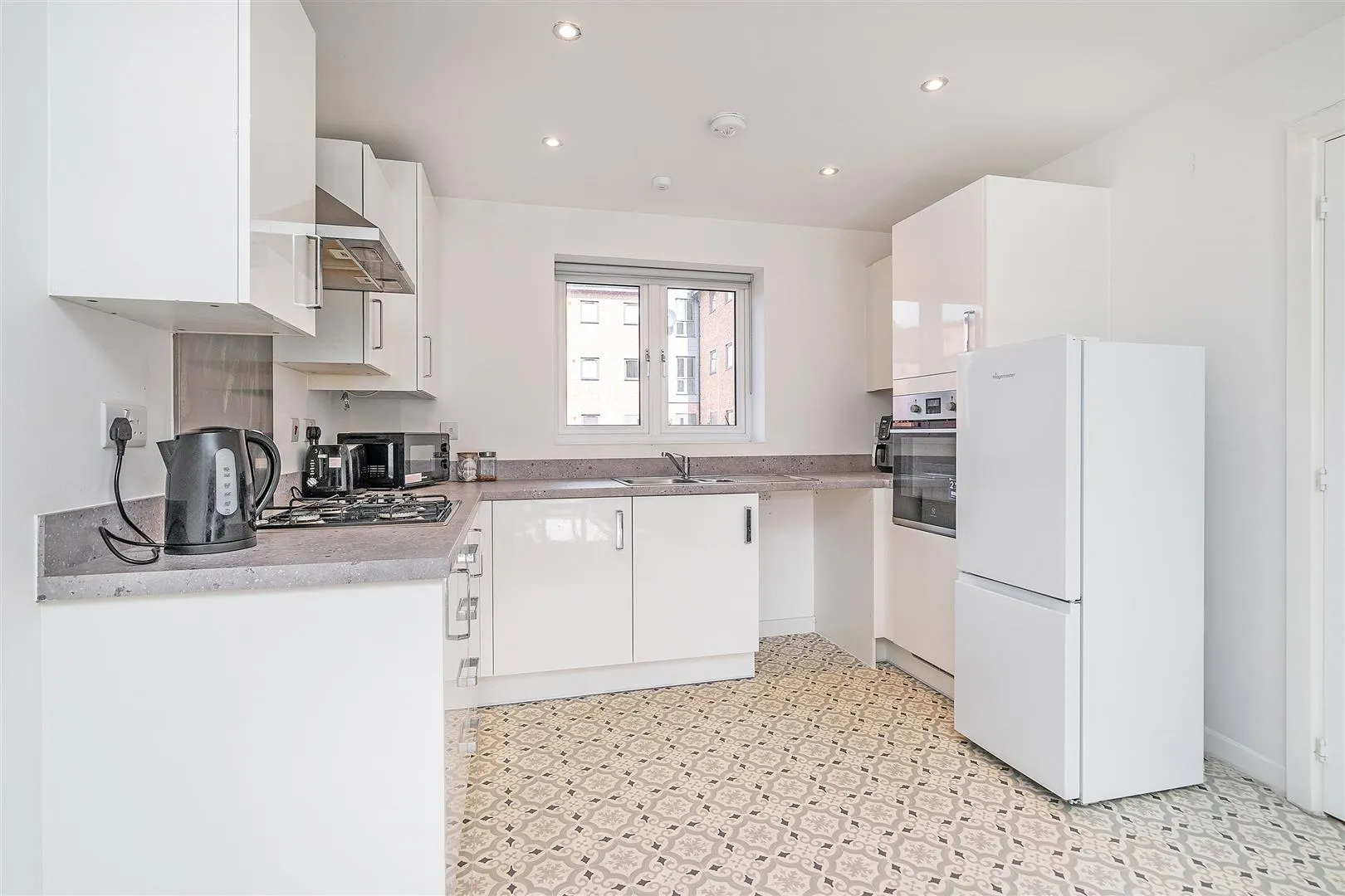 Flat Newhall Square in Shirley