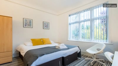 Room Earl's Court Road in Greater London