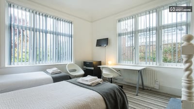 Room Earl's Court Road in Greater London