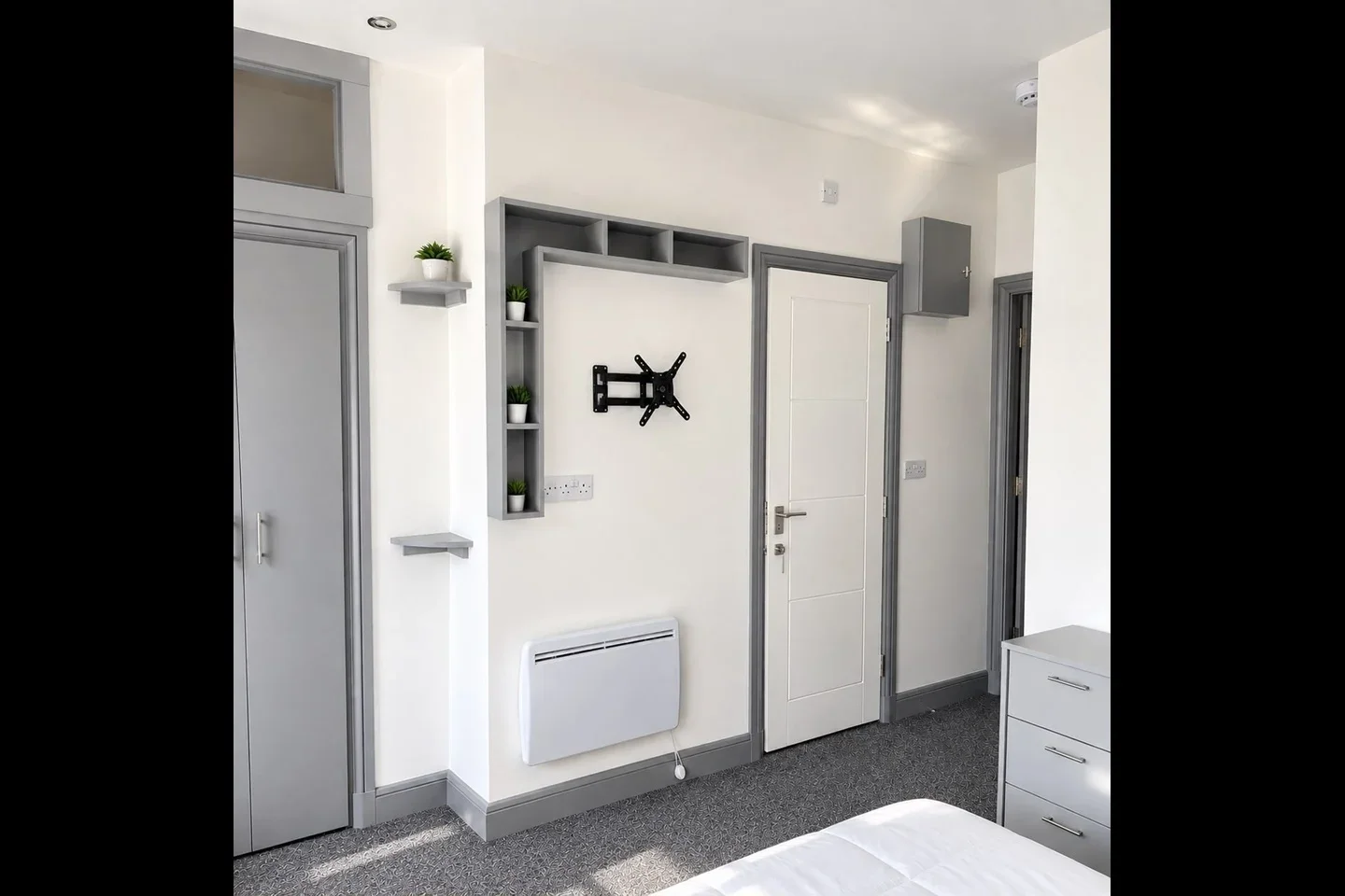 Room Oatlands Road in Greater London