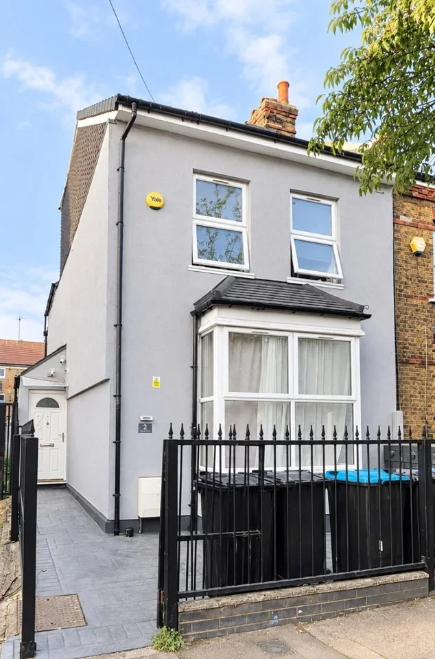Room Oatlands Road in Greater London