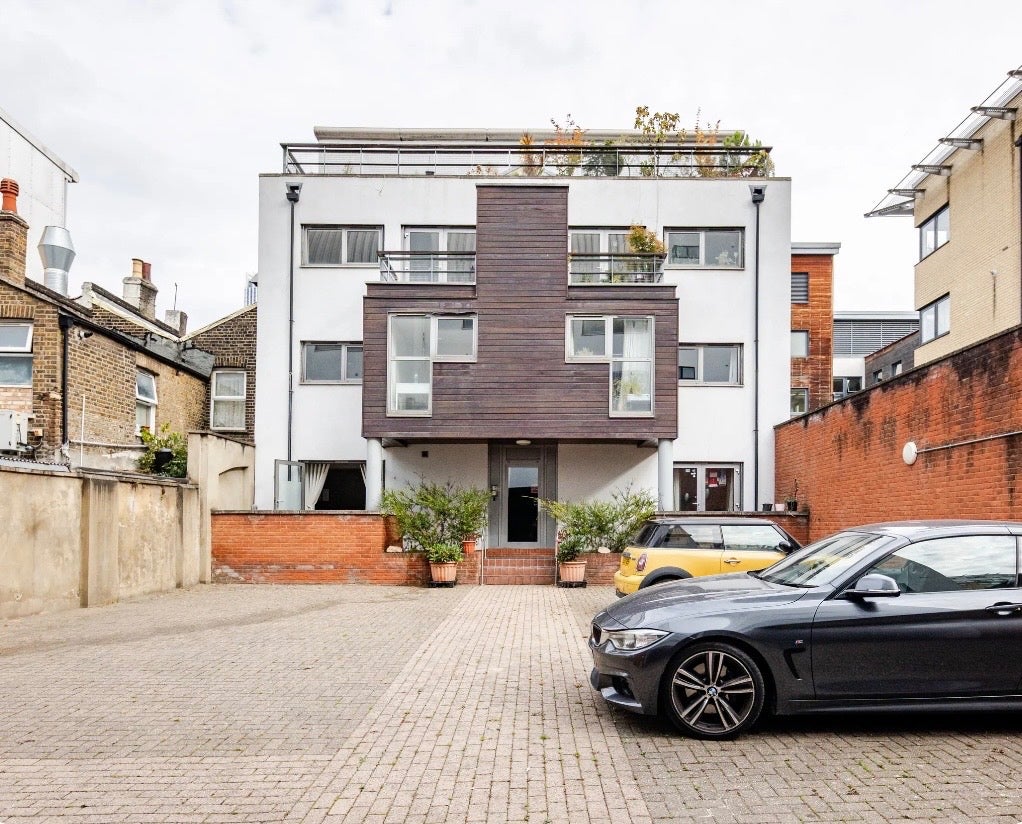 Flat Hutching's Street in Greater London