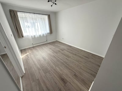 Flat Trentbridge Close in London