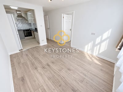 Flat Trentbridge Close in London