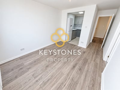 Flat Trentbridge Close in London