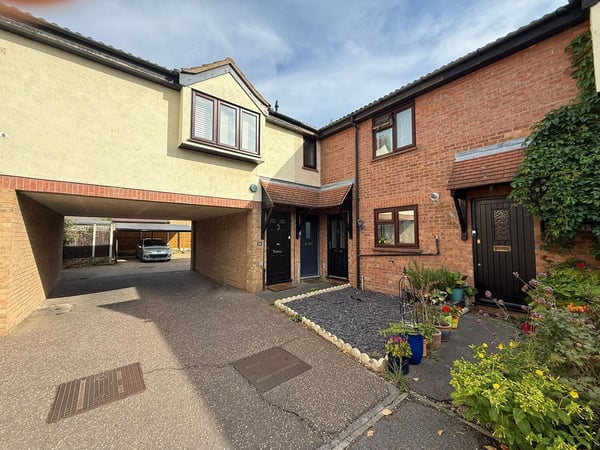 Flat Trentbridge Close in London