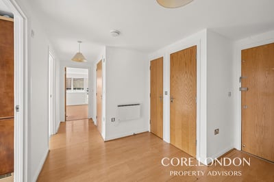 Flat Broadway in Greater London
