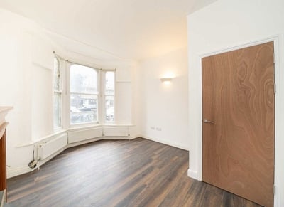 Flat Haselrigge Road in Greater London