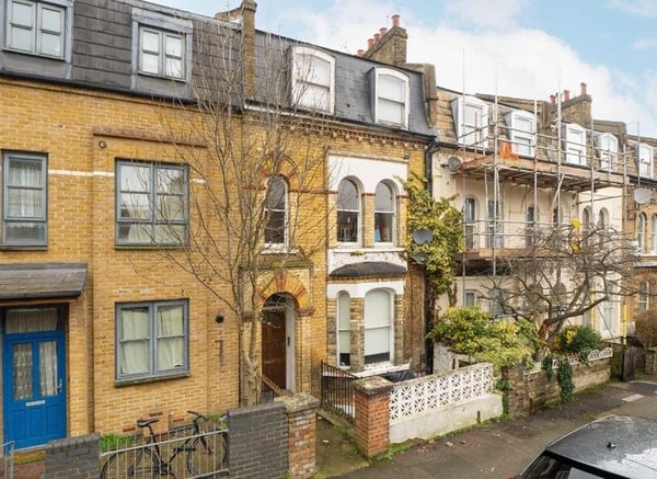 Flat Haselrigge Road in Greater London